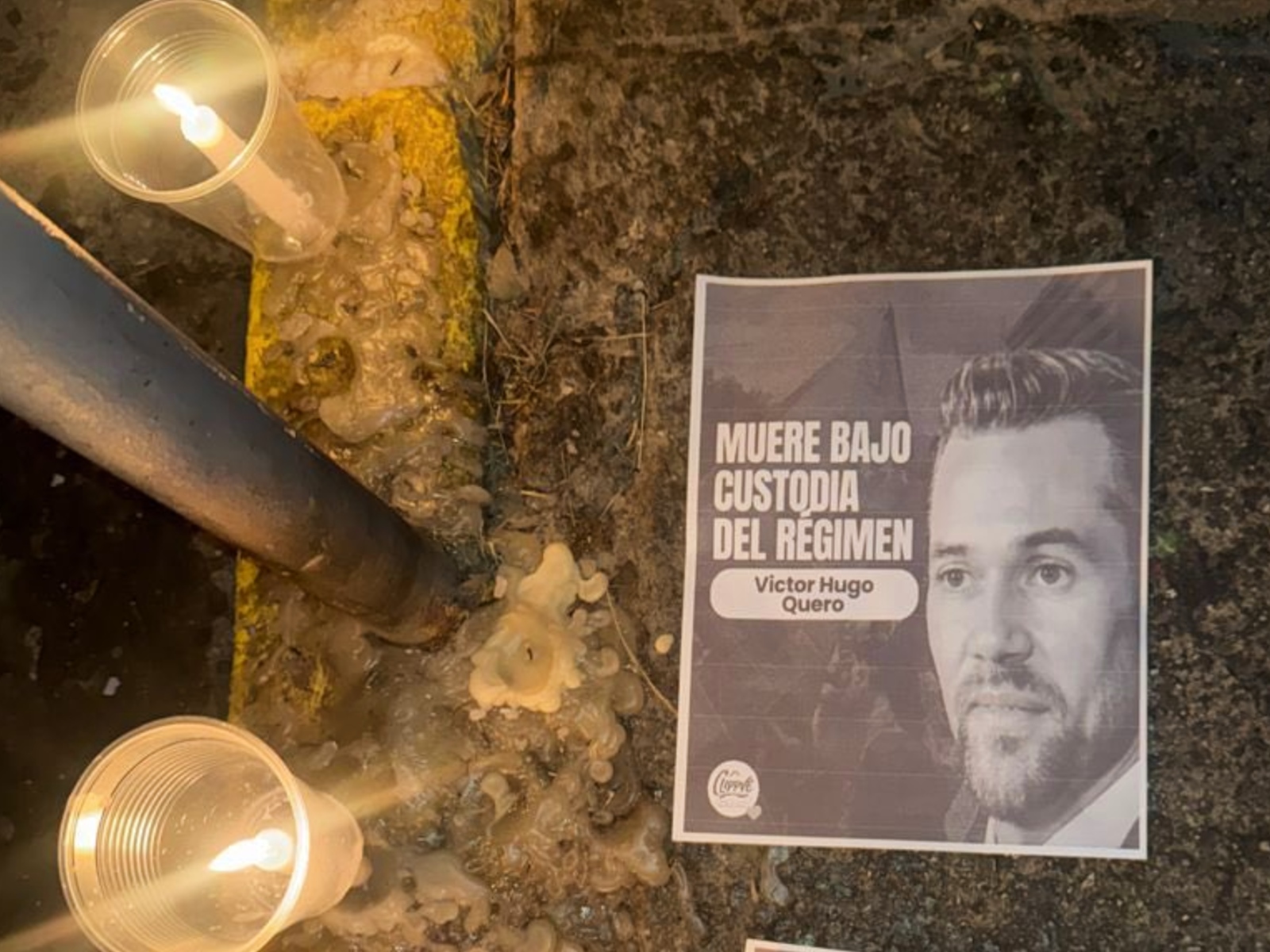 Familiares y activistas sostienen pancartas durante una vigilia en Venezuela