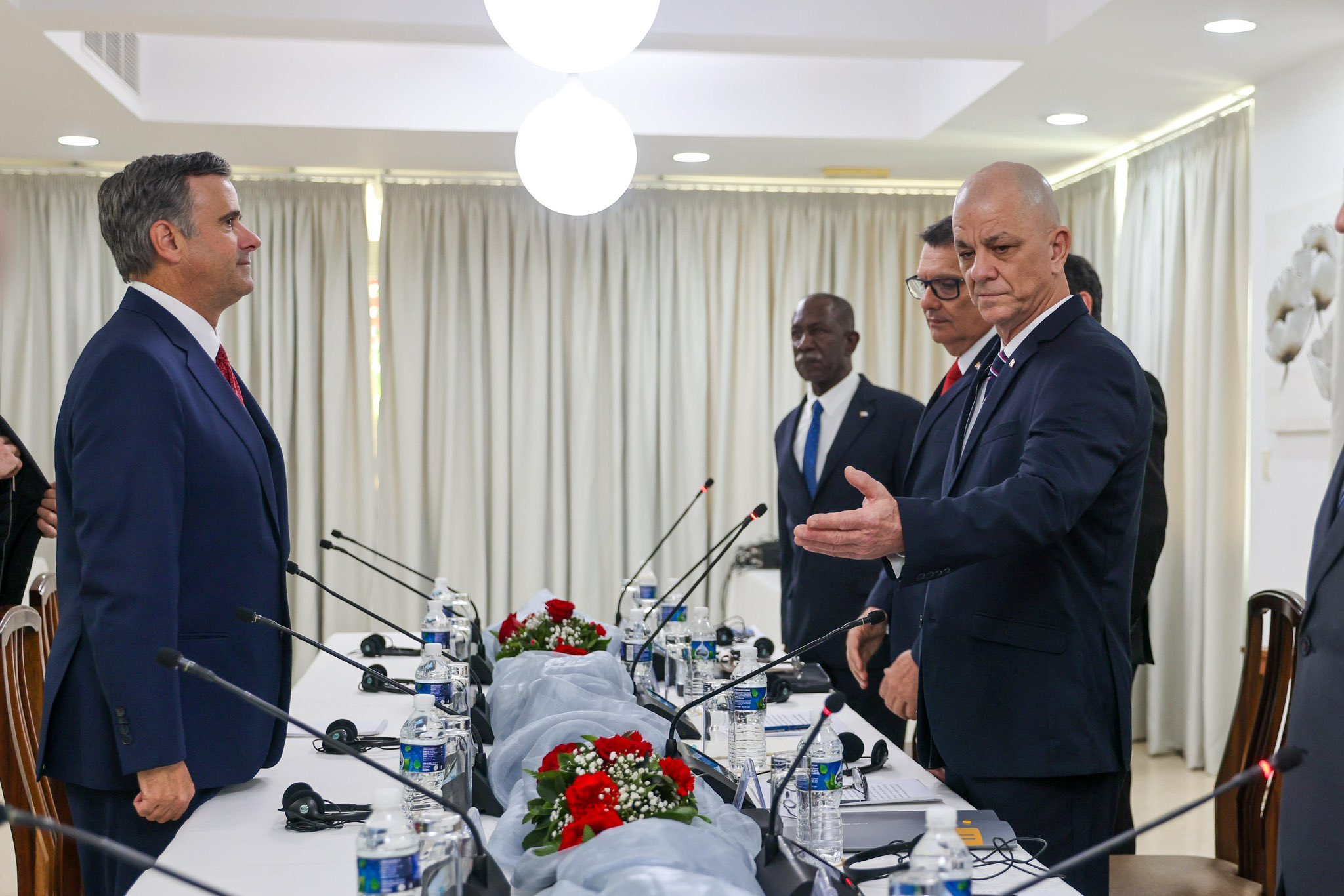 John Ratcliffe, director de la CIA, en un encuentro con funcionarios cubanos en La Habana.