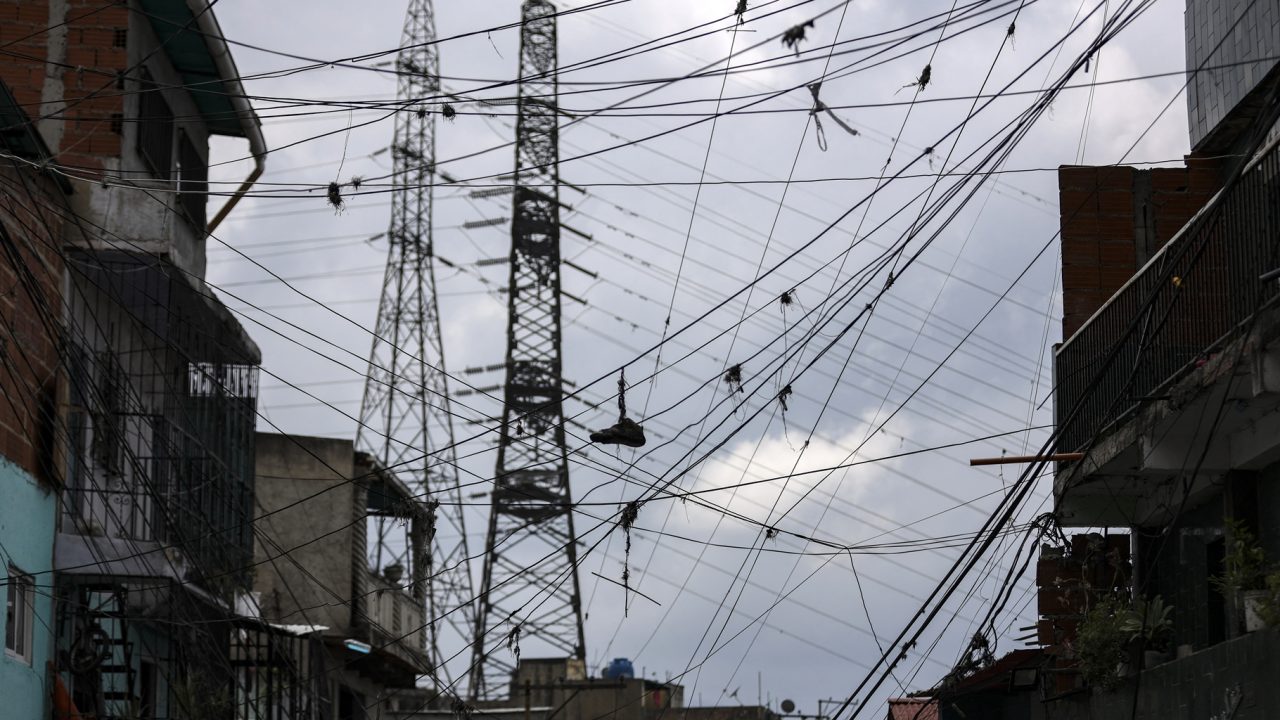 Crisis eléctrica en Venezuela amenaza la recuperación económica, según Bloomberg
