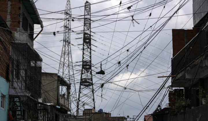 Crisis eléctrica en Venezuela amenaza la recuperación económica, según Bloomberg