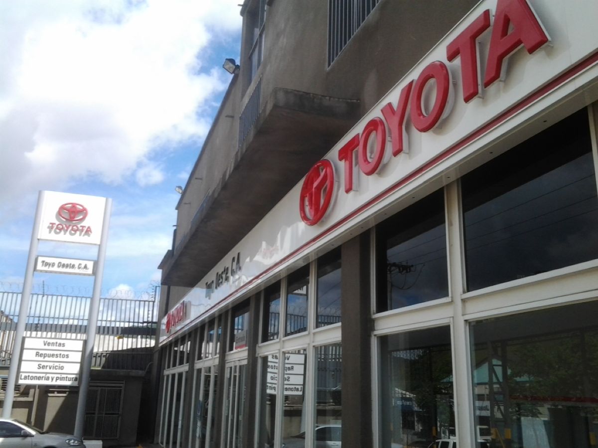 Fachada de un concesionario Toyota en Venezuela, con vehículos de la marca exhibidos.