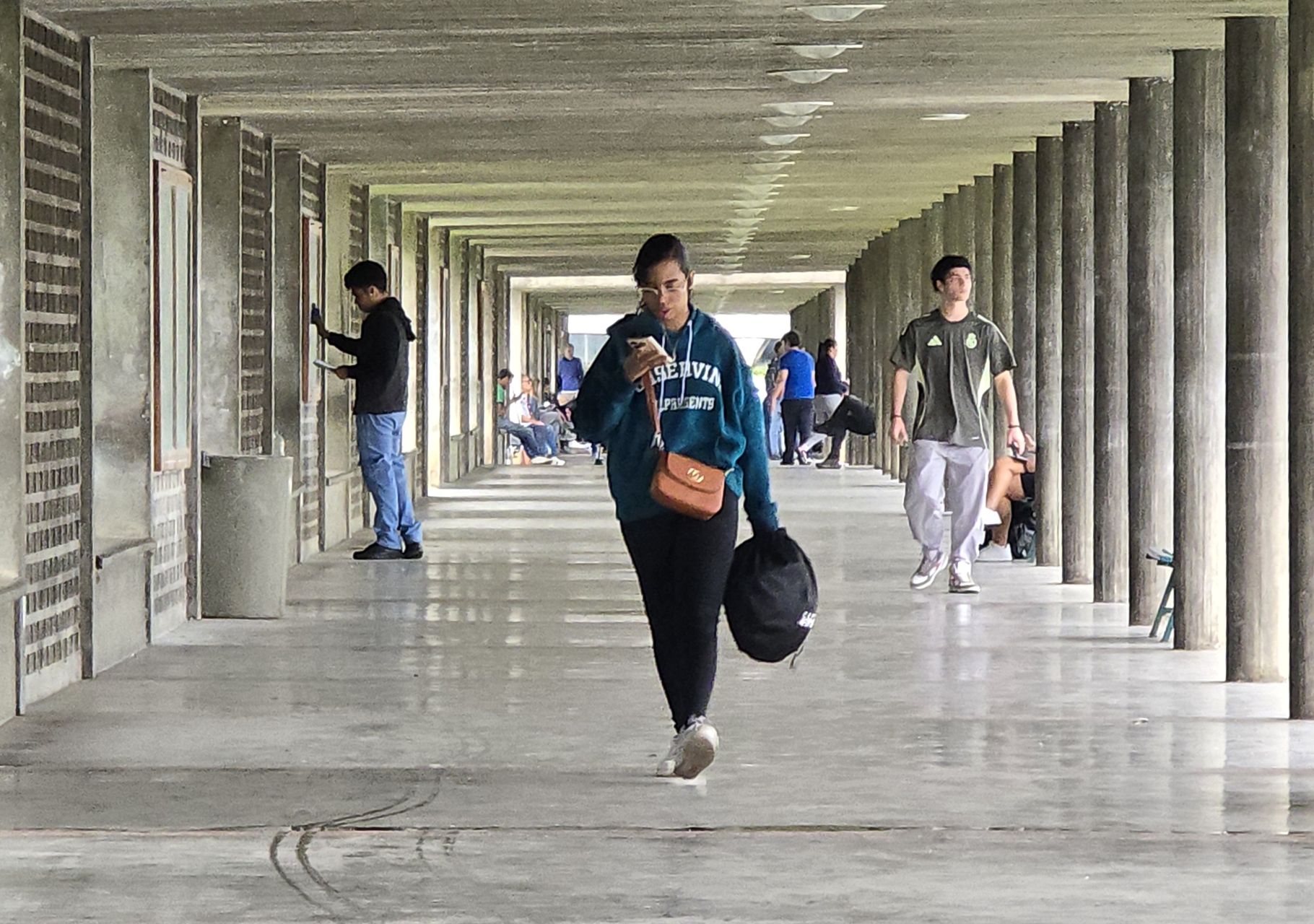 Estudiantes de la UCV protestando frente a la Facultad de Medicina en Caracas
