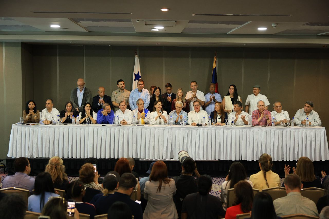 Líderes políticos de la oposición venezolana reunidos discutiendo estrategias electorales en Ciudad de Panamá.