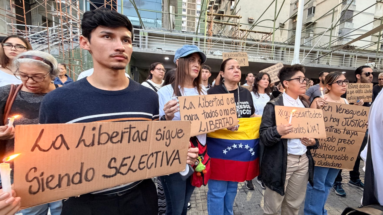 Ciudadanos realizan vigilia en Chacao para exigir libertad de presos políticos y justicia por Carmen Navas y Víctor Quero