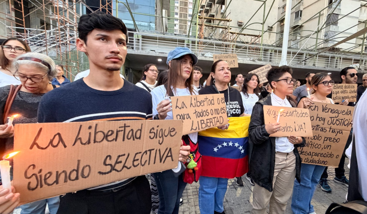 Ciudadanos realizan vigilia en Chacao para exigir libertad de presos políticos y justicia por Carmen Navas y Víctor Quero
