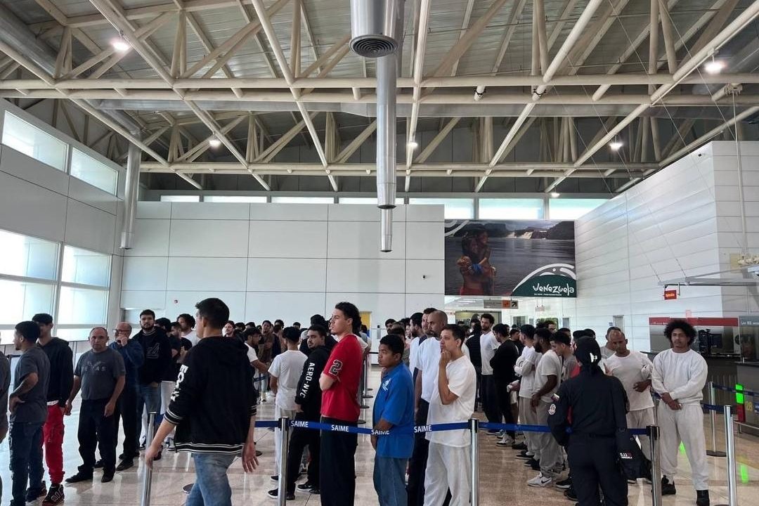 Nuevo vuelo de repatriación desde Miami trae de vuelta a 162 venezolanos, sumando 145 operaciones
