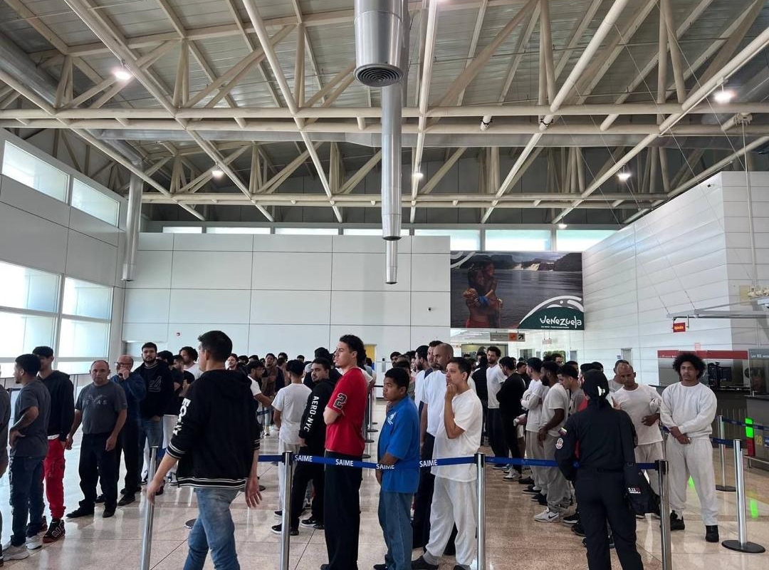 Avión aterrizando en el Aeropuerto Internacional Simón Bolívar de Maiquetía con migrantes repatriados.