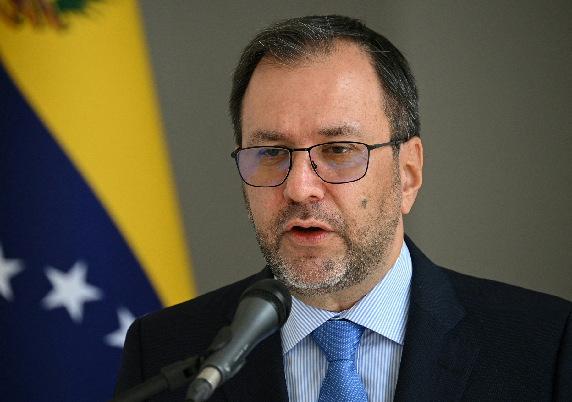 Yván Gil hablando en una conferencia de prensa en Caracas.