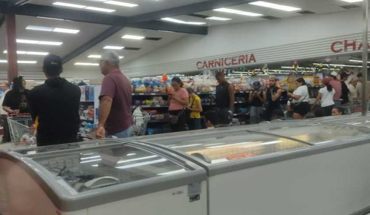 Caracas: Largas colas para comprar alimentos tras terremotos; Cashea suspende recargos