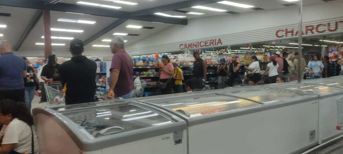 Caracas: Largas colas para comprar alimentos tras terremotos; Cashea suspende recargos