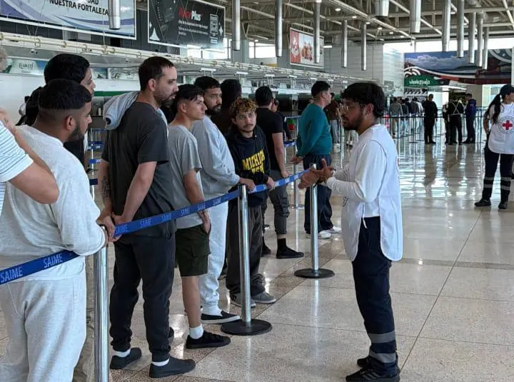 121 migrantes venezolanos retornan al país desde Estados Unidos en vuelo de repatriación