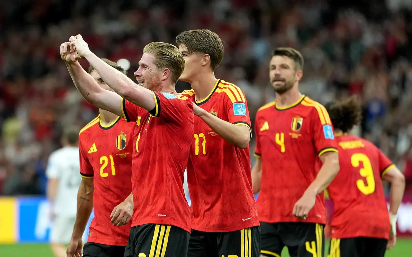 Jugadores de la selección de Bélgica celebran con euforia tras anotar un gol contra Nueva Zelanda en un partido del Mundial.