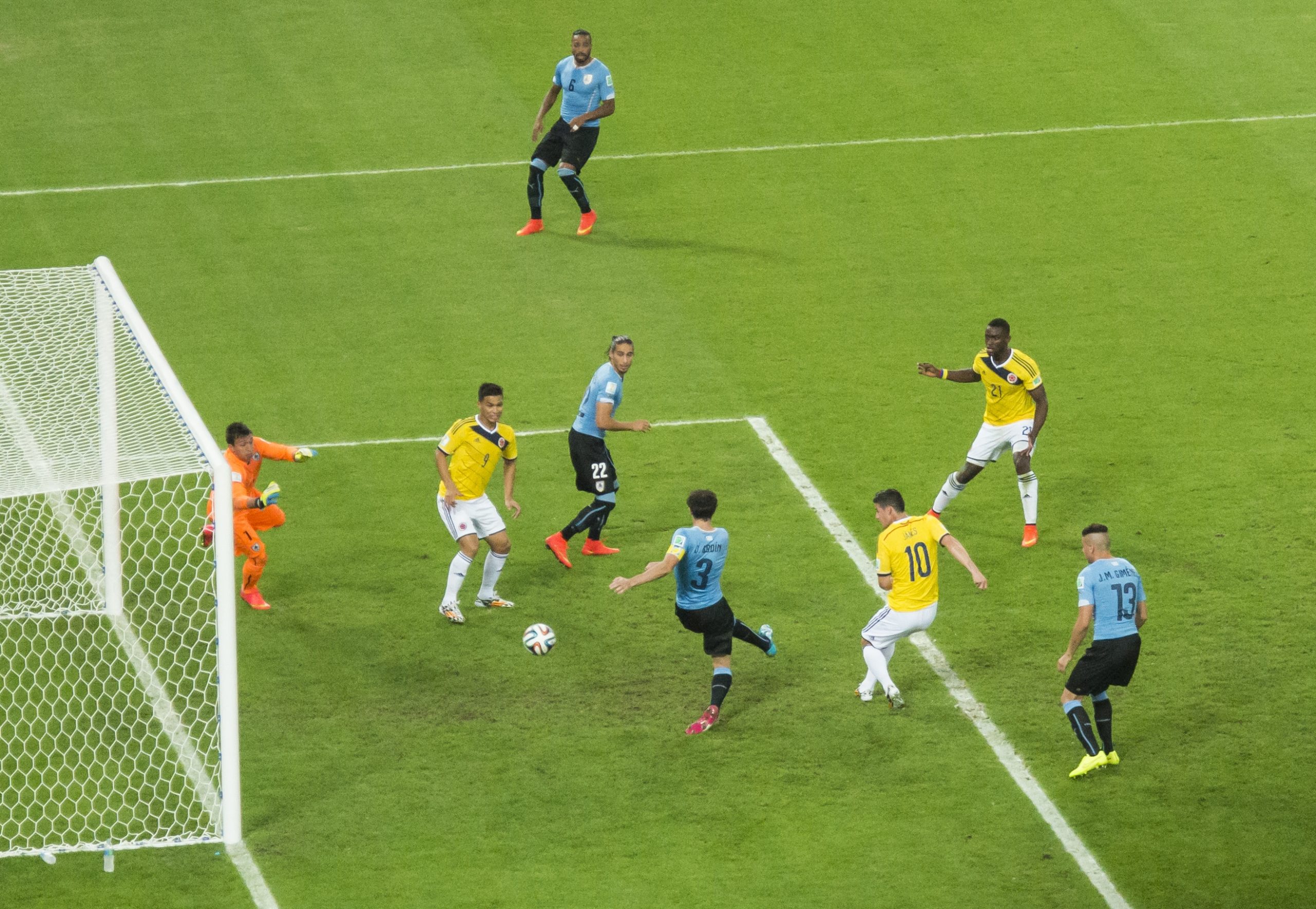James Rodríguez, futbolista, celebrando un gol en un partido de fútbol.