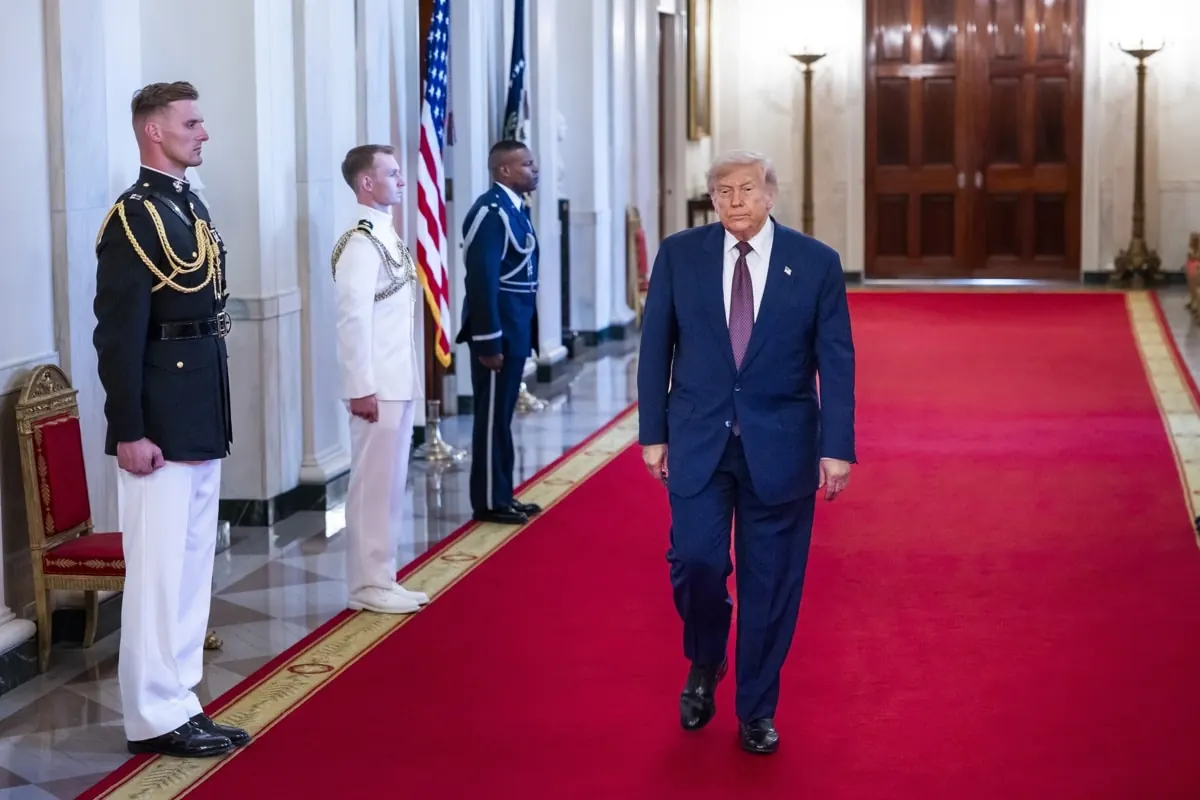 Expresidente de Estados Unidos, Donald Trump, dirigiéndose a una multitud.