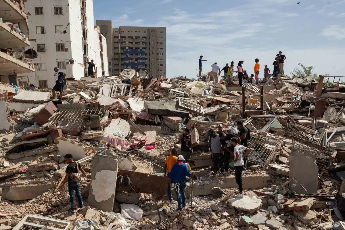 Vista aérea de edificios destruidos y colapsados en el estado La Guaira tras los terremotos.
