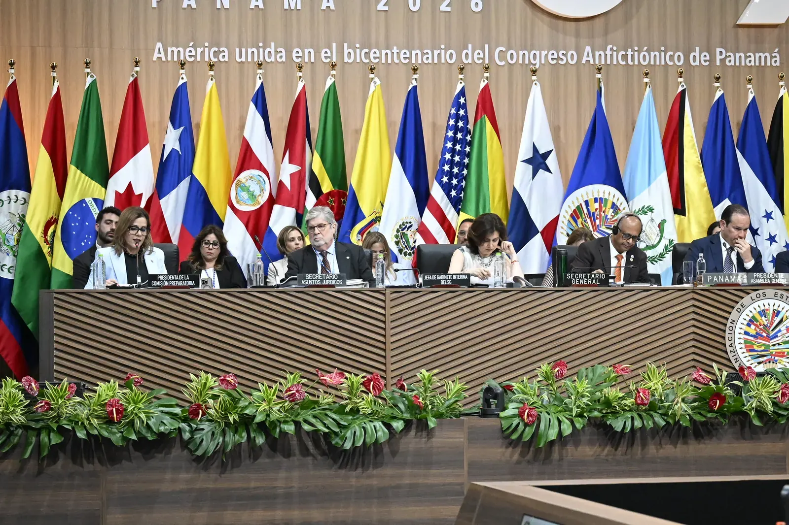 Sede de la Secretaría General de la Organización de los Estados Americanos con la bandera del organismo ondeando.