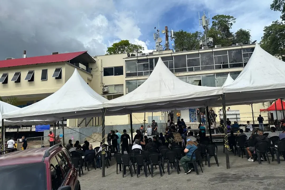 La tarde de este domingo, la angustia se apoderó de varias familias que acudieron a la Morgue de Bello Monte con la esperanza de reclamar lo