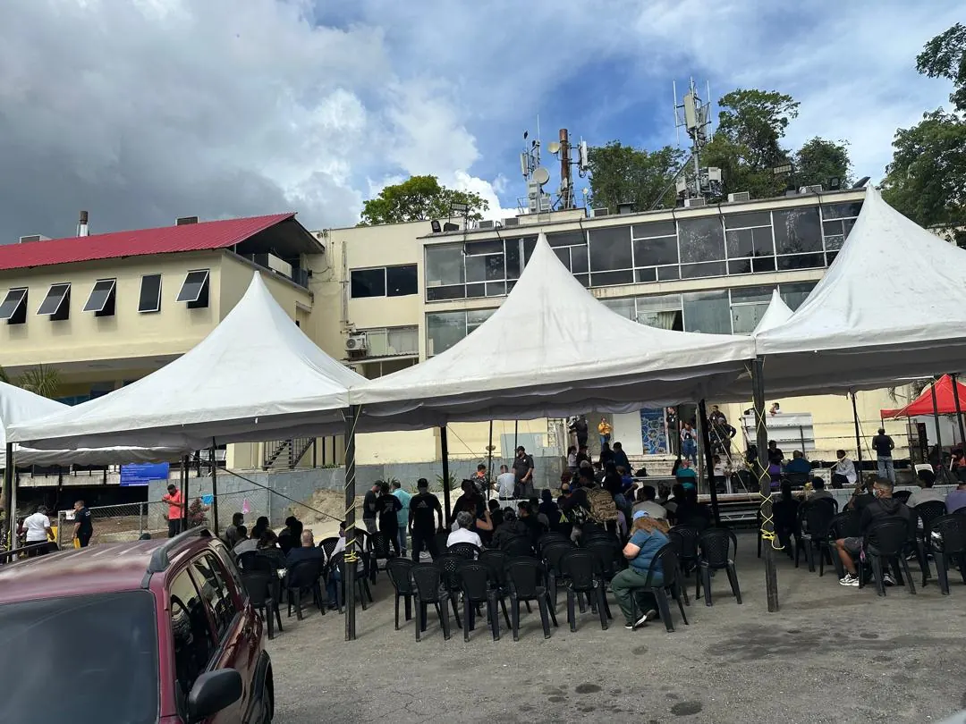 Familiares aguardan con preocupación frente a la fachada de la Morgue de Bello Monte en Venezuela.