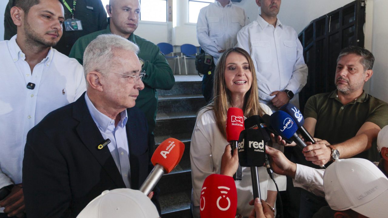 TÍTULO: Álvaro Uribe reconoce derrota de Paloma Valencia y llama a apoyar a Abelardo de la Espriella en Colombia