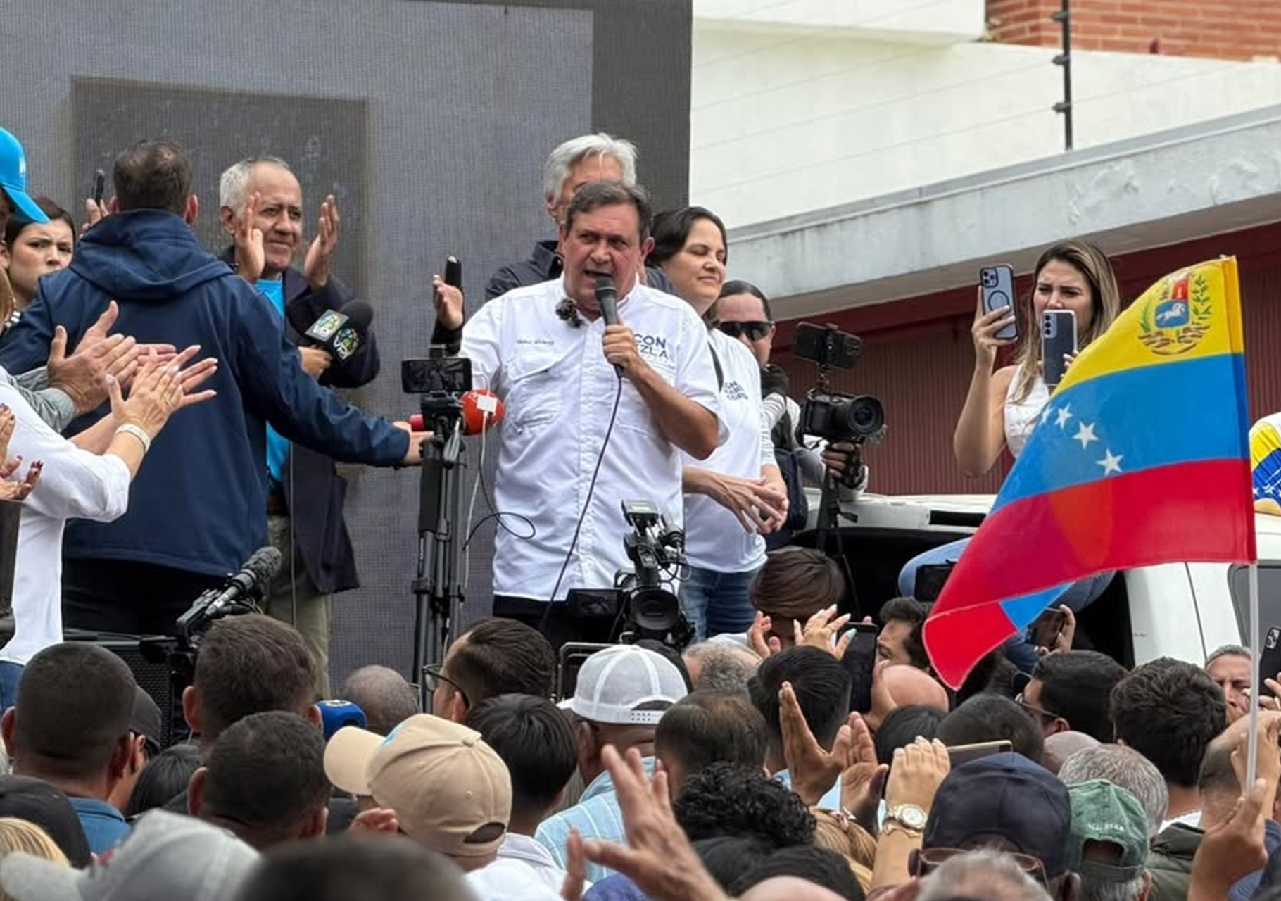 Henry Alviarez, coordinador nacional de Organización de Vente Venezuela, dirigiéndose a militantes durante un acto político.