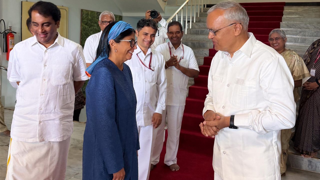 Delcy Rodríguez visita centro espiritual de Sathya Sai Baba en la India