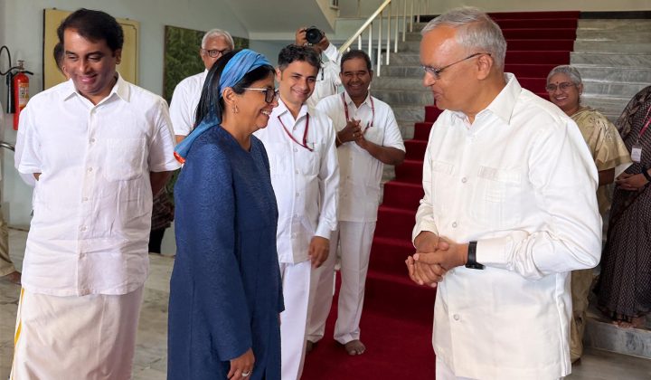 Delcy Rodríguez visita centro espiritual de Sathya Sai Baba en la India