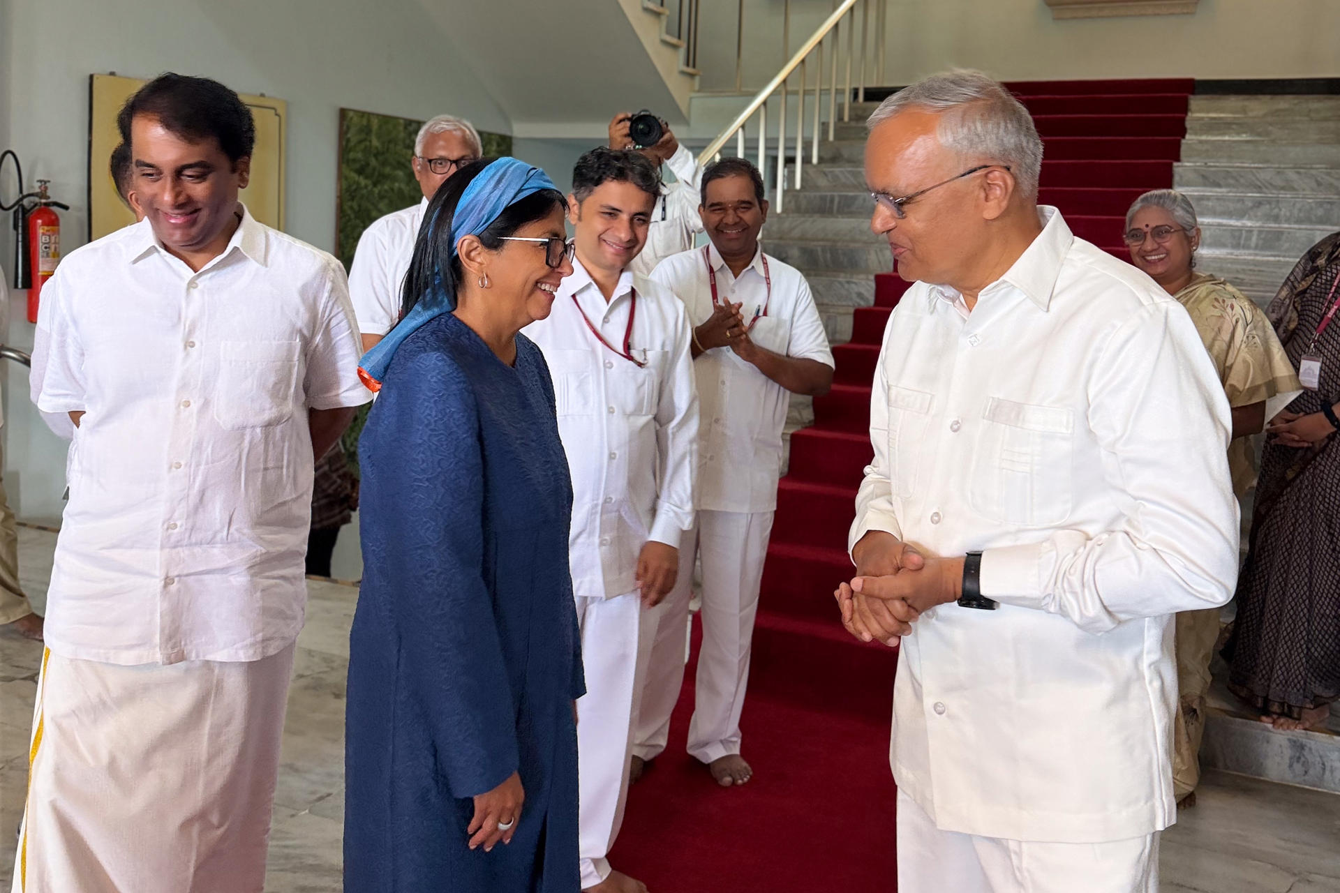 Delcy Rodríguez durante su visita al centro espiritual de Prasanthi Nilayam en la India.