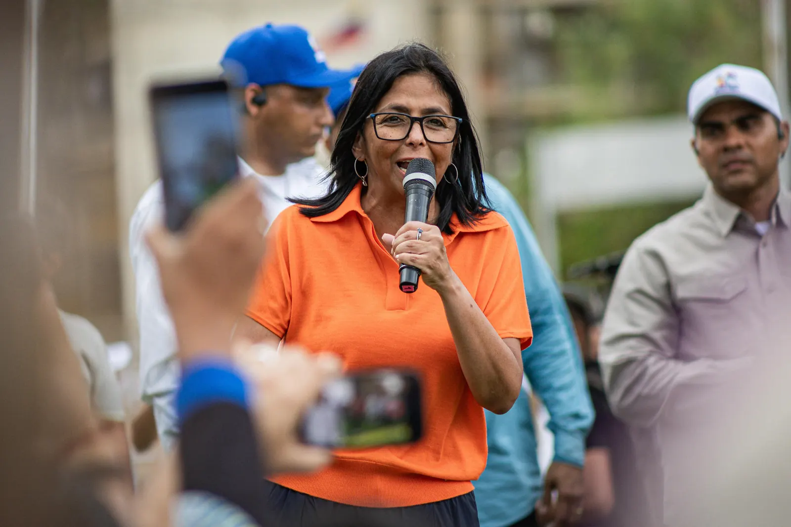 Delcy Rodríguez supervisando esfuerzos de rescate en una zona afectada por un terremoto en Venezuela.
