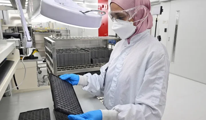 La industria de los semiconductores, particularmente el segmento de memorias DRAM, atraviesa una profunda transformación que ha llevado a un