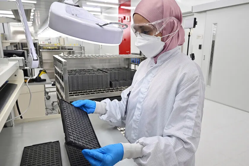 La industria de los semiconductores, particularmente el segmento de memorias DRAM, atraviesa una profunda transformación que ha llevado a un