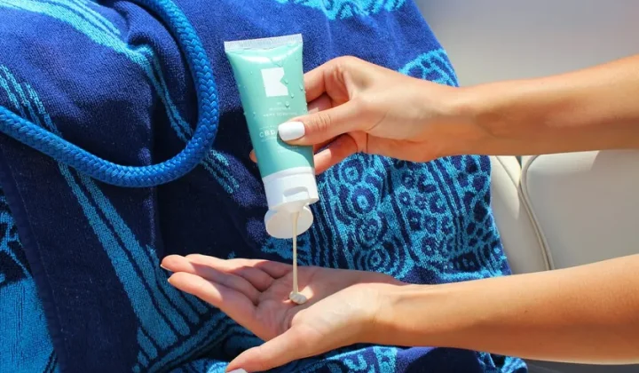 El 86% de los usuarios de TikTok apoyan el uso de crema solar, pero el algoritmo de la plataforma parece favorecer el contenido que difunde