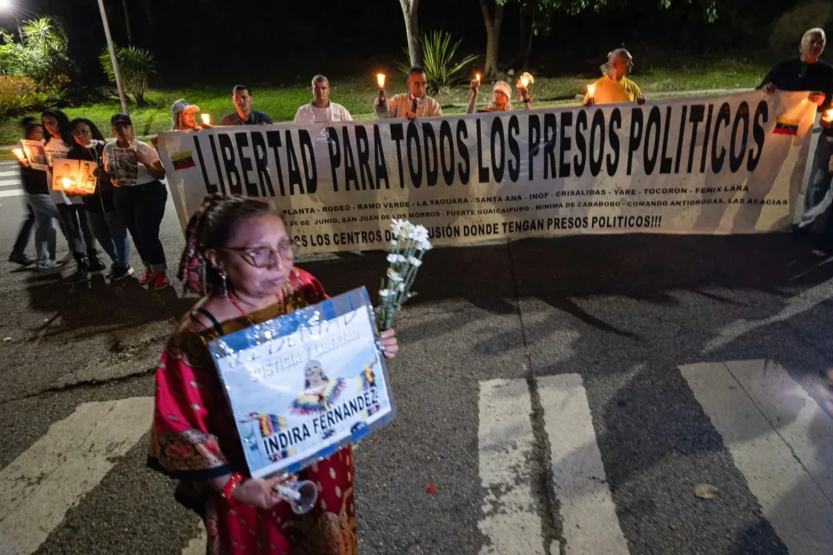 Manifestantes con pancartas y fotografías de presos políticos frente a la Embajada de Estados Unidos en Caracas.
