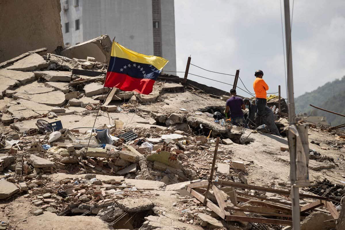 Edificios destruidos y escombros en La Guaira tras un devastador terremoto.