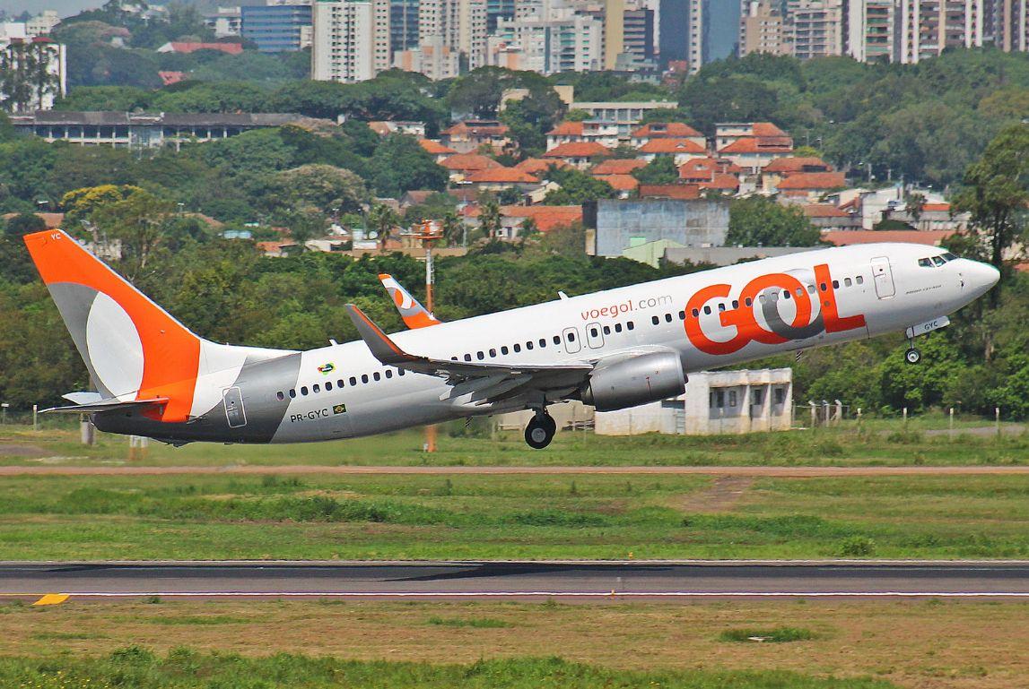 Avión de Aerolínea GOL listo para despegar en un aeropuerto.