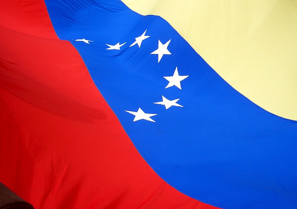 La destacada actuación del joven pelotero venezolano Jackson Chourio continúa cautivando en las Grandes Ligas. Este domingo, Chourio conectó