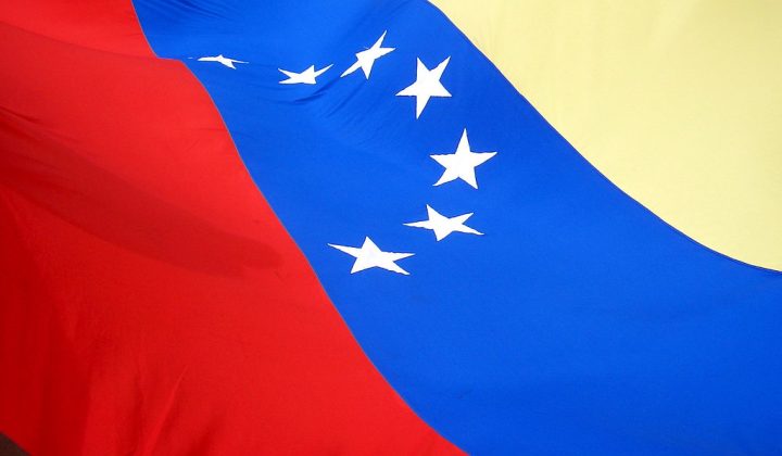 La destacada actuación del joven pelotero venezolano Jackson Chourio continúa cautivando en las Grandes Ligas. Este domingo, Chourio conectó