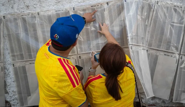 Ciudadanos colombianos residentes en Venezuela acudieron este domingo a las urnas para elegir al próximo presidente de Colombia. Los votante