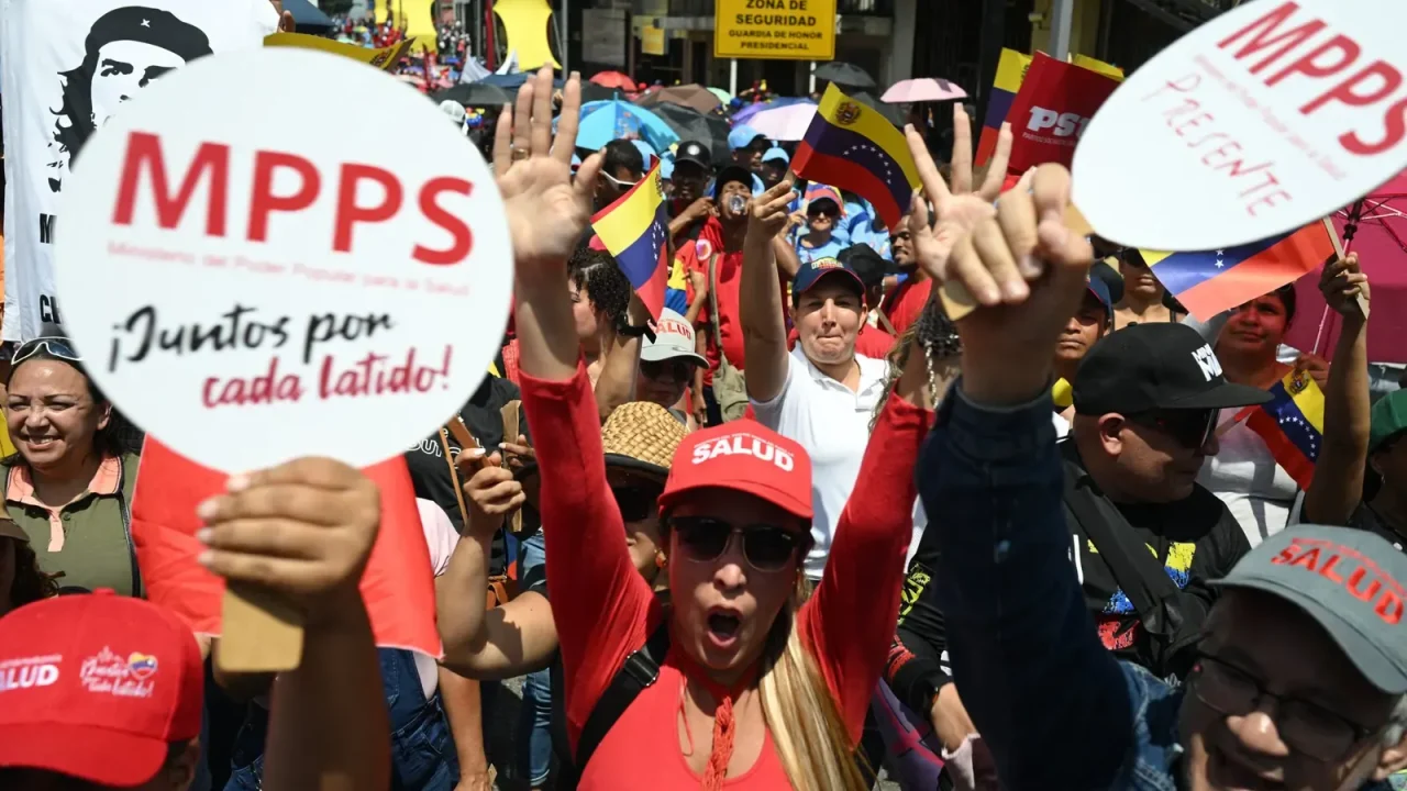 Empleados públicos venezolanos temen despidos masivos tras anuncio de «reingeniería» estatal