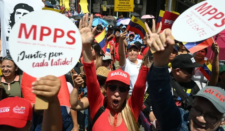 Empleados públicos venezolanos temen despidos masivos tras anuncio de «reingeniería» estatal