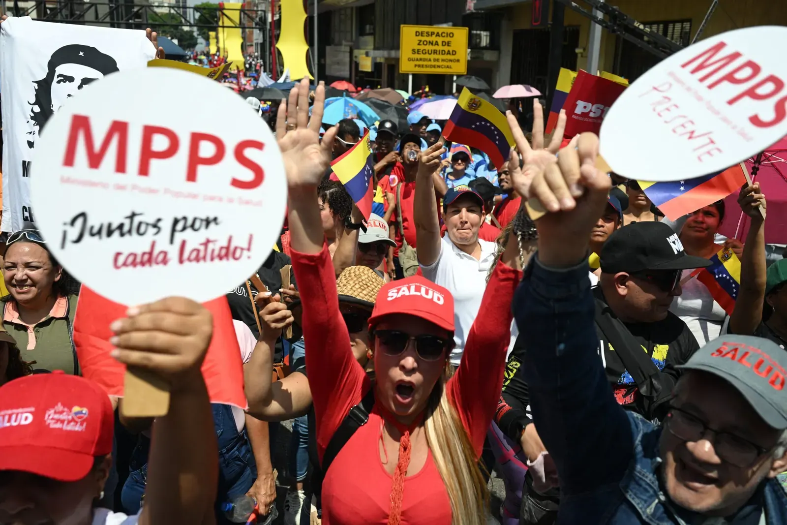 Grupo de ciudadanos venezolanos empleados públicos, algunos portando pancartas, expresando preocupación en una manifestación.