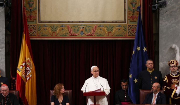 Papa Francisco llama a respuesta global ante el «trágico drama migratorio