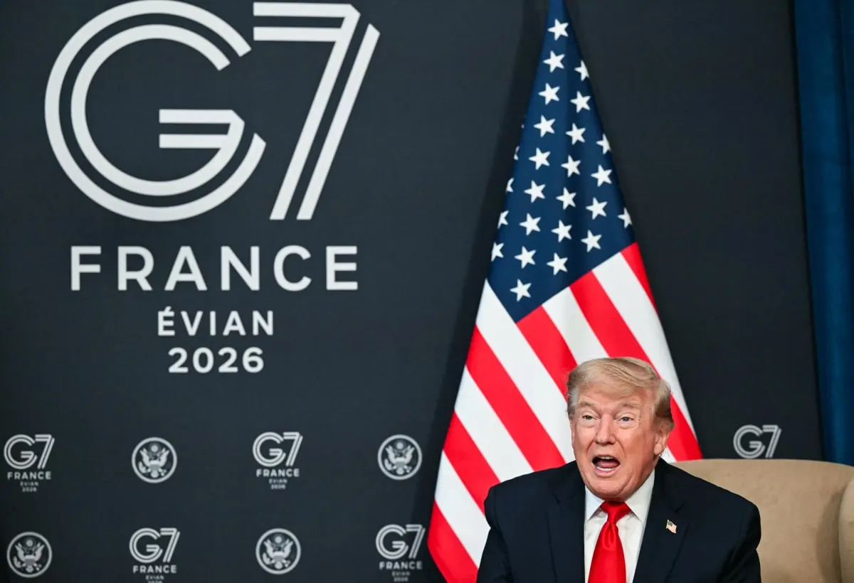 Líderes mundiales reunidos en una cumbre internacional en Francia, con énfasis en el presidente de Ucrania y el de Estados Unidos.