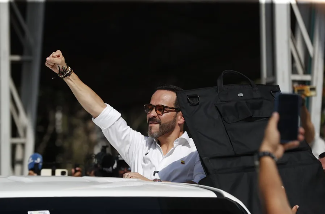 Candidato Abelardo de la Espriella durante un evento de campaña en Colombia.
