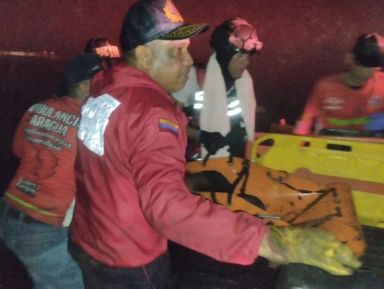 Vehículo de rescate trabajando cerca de un barranco en Aragua, Venezuela