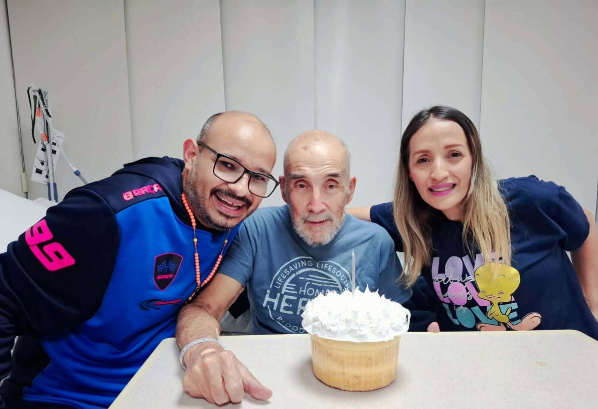 Hombre mayor en una cama de hospital, posiblemente José Breijo, recibiendo atención médica.