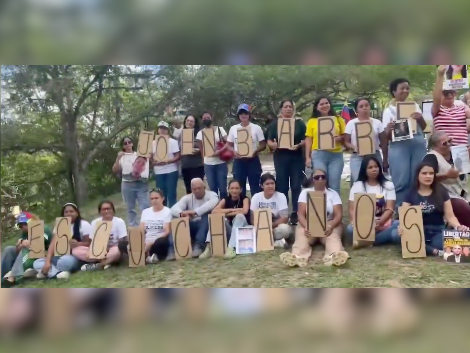 Familiares de presos políticos manifestándose con carteles y fotografías frente a la Embajada de Estados Unidos en Caracas.