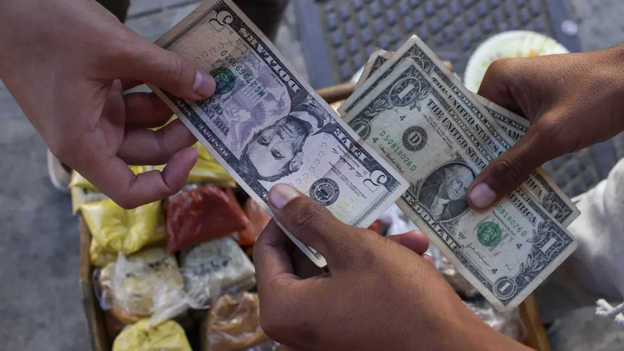 BCV Supera los Bs. 600 por Dólar; Euro se Acerca a Bs. 700, Afectando el Poder Adquisitivo