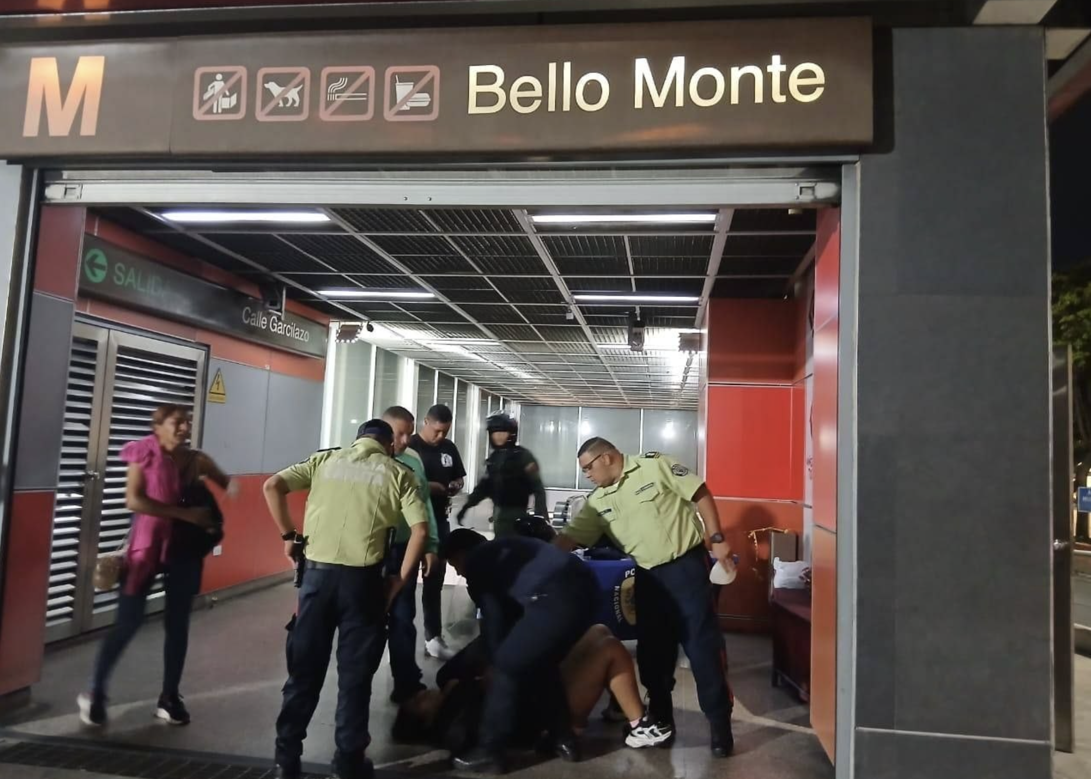 Personal de emergencia atendiendo a una mujer en las inmediaciones de la estación del Metro de Bello Monte.