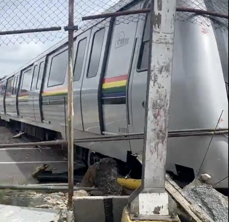 Vagón de tren descarrilado en los patios de mantenimiento del Metro de Caracas en Propatria.