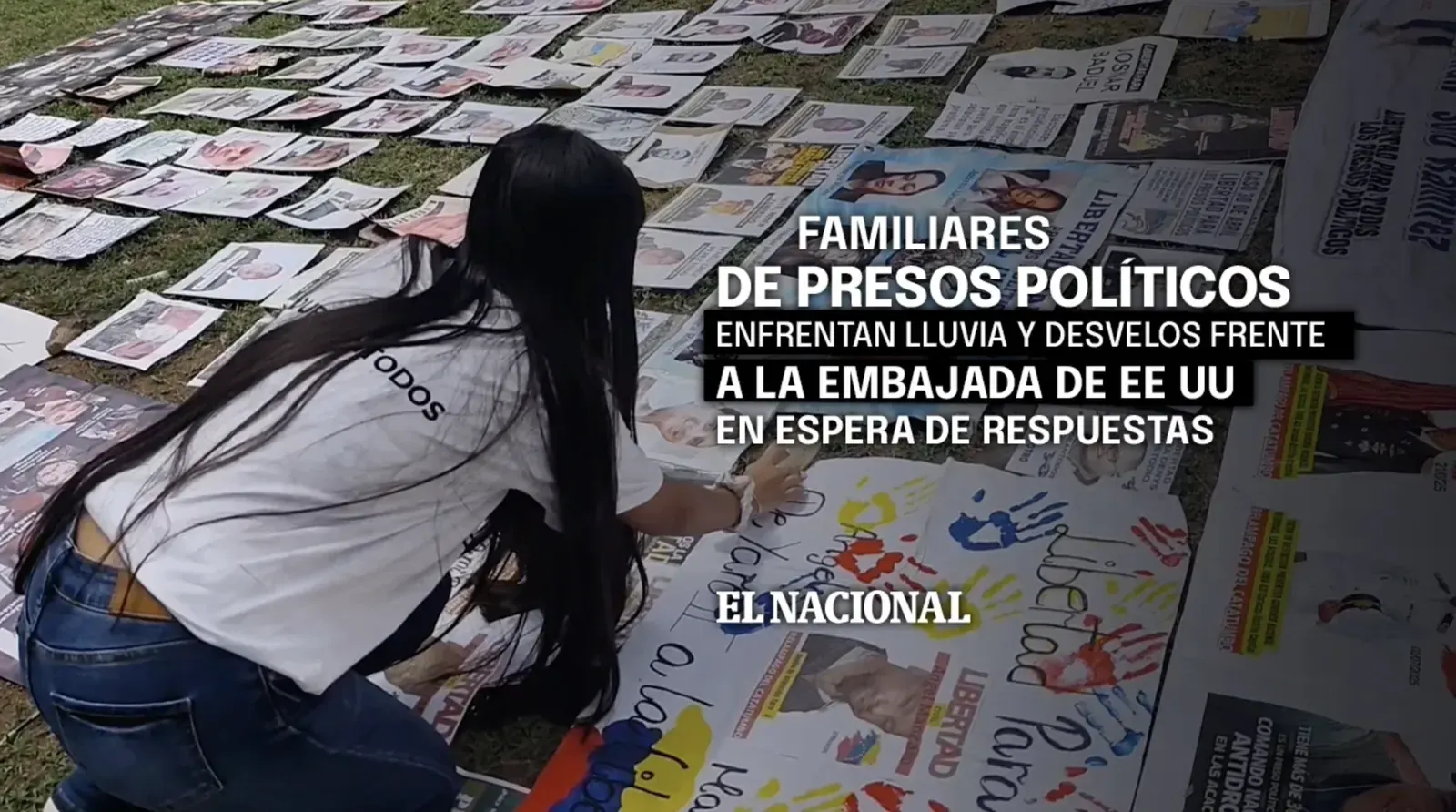 Familiares de personas detenidas políticamente se congregan pacíficamente frente a la Embajada de Estados Unidos en Venezuela, portando pancartas y expresando su preocupación.
